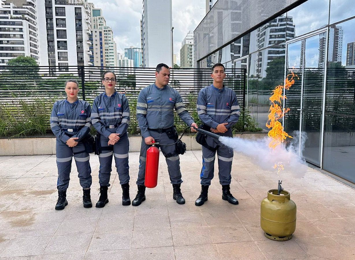 Brigadista atuando em segurança contra incêndios